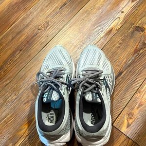 Women’s Brooks size 6.5 Adrenaline running/walking shoe.  Gray.  Like New.